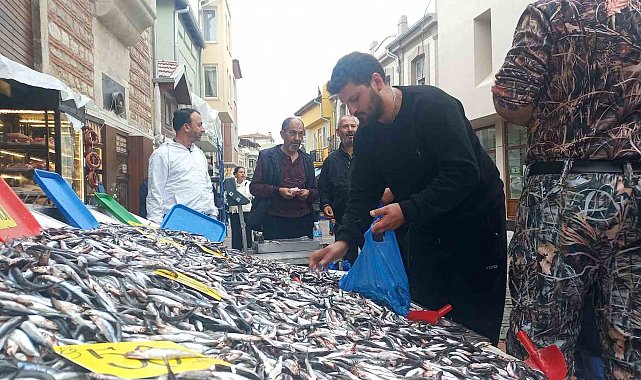 Hamsinin kilosu 50 liraya düştü, vatandaşlar poşet poşet aldı