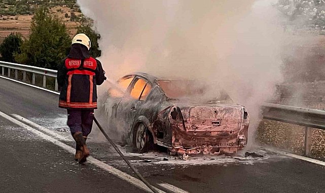 Hareket halindeki otomobil alev topuna döndü