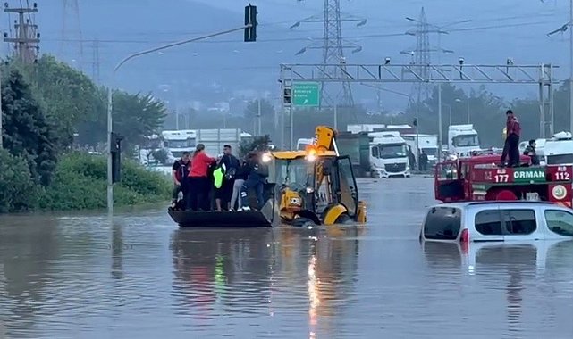 Hatay'da denizde hortum çıktı, karada etkili olan yağış sele neden oldu