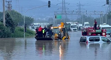 Hatay'da denizde hortum çıktı, karada etkili olan yağış sele neden oldu