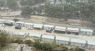 Hatay'da dolu yağışı beyaza bürüdü