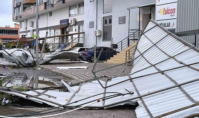 Hatay'da fırtınada uçan çatı 2 araca zarar verdi