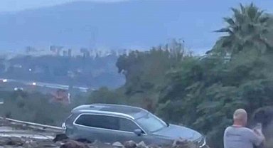 Hatay'da heyelanın kapattığı otoyolda ulaşım durdu