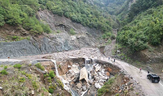 Hatay'da şiddetli yağış hayatı felç etti: Yaylalarda yol çöktü, evler zarar gördü