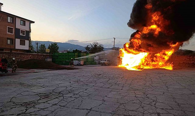 Havran'da zeytinyağı tesisinde çıkan yangın söndürüldü