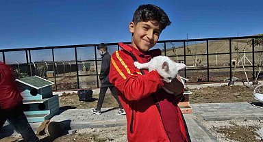 Hayvanları Koruma Günü'nde Evcil Köy'de patili dostlarla buluştular