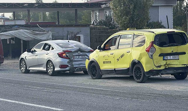 Iğdır'da 3 araç birbirine girdi