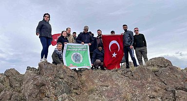 Iğdır'da dağcılardan Cumhuriyet Bayramı'na özel Tekelti Dağı zirve tırmanışı