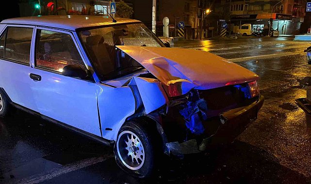 İncirliova'da ışıkta bekleyen araca, otomobil çarptı