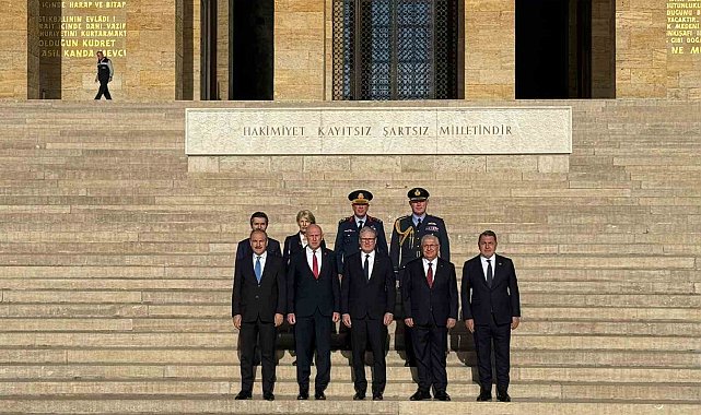 İngiltere Başbakanı Starmer, Anıtkabir'i ziyaret etti
