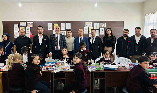 İran sınırındaki öğrencilere 21 çeşit zeka oyunu seti hediye edildi
