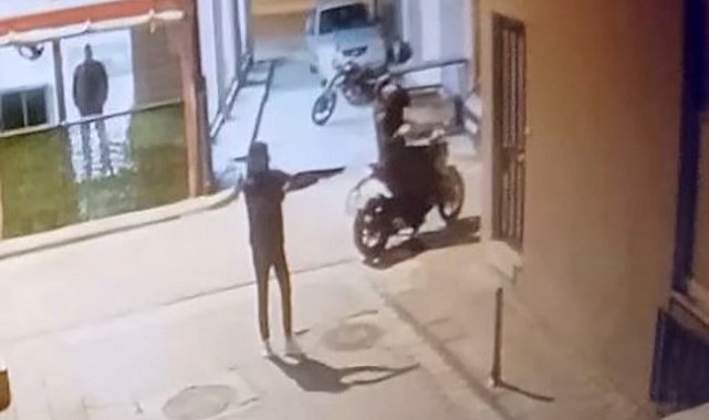 İş yerini kurşunlayan saldırganların kendilerini kayda aldıkları anlar güvenlik kamerasına yansıdı