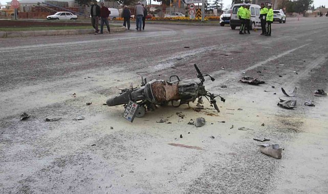 İşçi servisi ile çarpışan motosiklet alev aldı: 2 kişi yaralandı