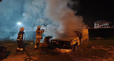 İskenderun'da pikap yandı