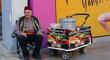 Isparta'da 11 yaşında başladığı mesleğinde 65 yıldır sokaklarda