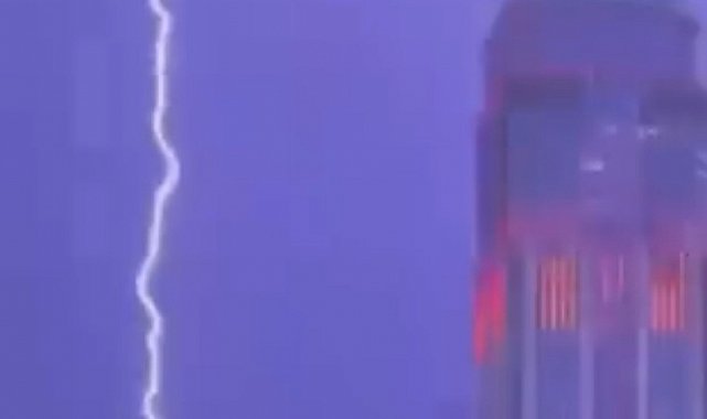 İstanbul Finans Merkezi'nin tepesine yıldırım düştü