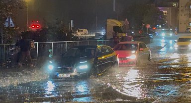 İstanbul'da aniden bastıran sağanak yağmur hayatı felç etti