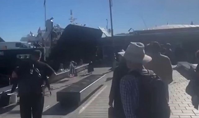 İstanbul'da arabalı vapur iskeleye çarptı, kaza anı kameraya yansıdı