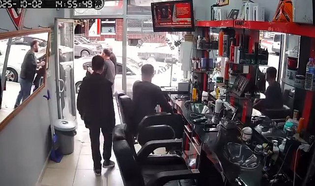 İstanbul'da bakkal ve berberde deprem anı kamerada: Vatandaşlar panikle dışarıya çıktı