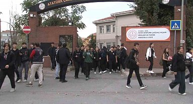 İstanbul'da beklenen sağanak yağış nedeniyle öğrenciler okullarından erken çıktı