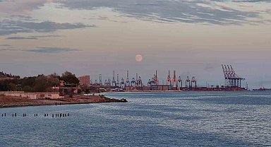 İstanbul'da dolunay Ambarlı limanıyla görüntülendi