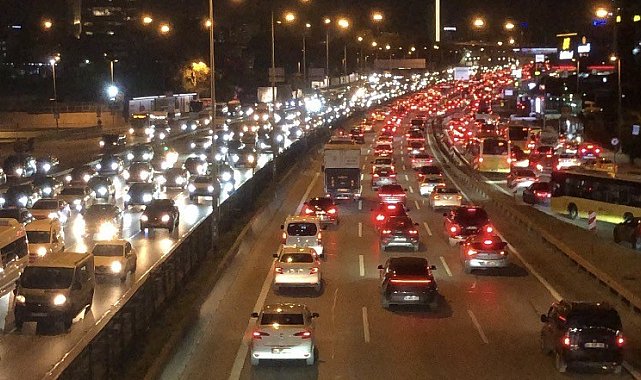 İstanbul'da haftanın ilk mesai gününde akşam trafiği yüzde 78'e ulaştı