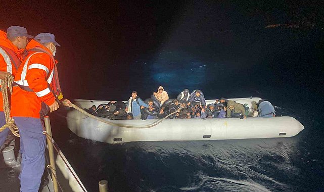 İzmir açıklarında 2 lastik bot durduruldu, 86 göçmen yakalandı