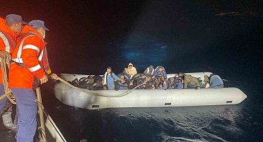İzmir açıklarında 2 lastik bot durduruldu, 86 göçmen yakalandı