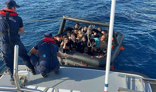 İzmir açıklarında 85 düzensiz göçmen kurtarıldı, 73 göçmen yakalandı