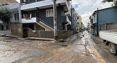 İzmir'de etkili olan sağanak sonrası yollar göle döndü