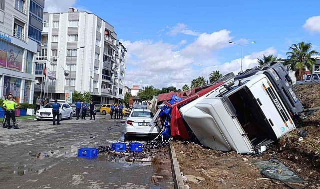 İzmir'de kontrolden çıkan tırın 2 aracı ezdiği anlar kamerada