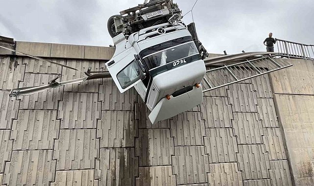 İzmir'de viyadükte askıda kalan tırın kaza anı kamerada
