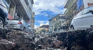 İzmir'deki sağanak bozuk yolları dere yatağına çevirdi