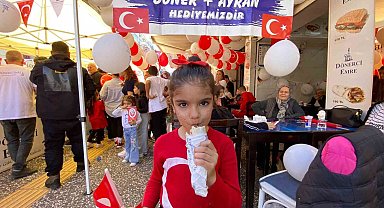 İzmirli dönerci geleneği sürdürdü, 29 Ekim'de çocuklara ücretsiz döner ikramı