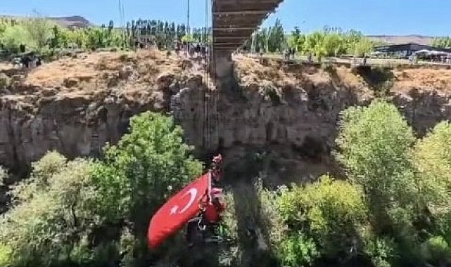 JAK timinden Muradiye Şelalesi'nde bayraklı kutlama