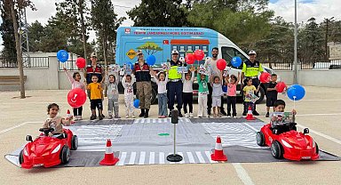 Jandarmadan mobil trafik aracı ile 118 öğrenciye trafik eğitimi