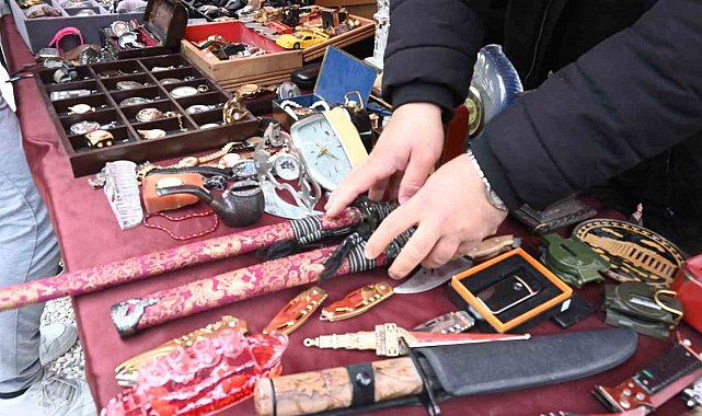 Japon kılıçlarından Osmanlı saatlerine birçok ürünün bulunduğu antika tezgahına yoğun ilgi