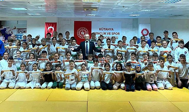 Judoda terfi heyecanı, 100 sporcu bir üst kemere yükseldi