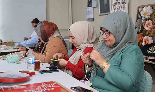 Kadınlar, el sanatları kursunda hem öğreniyor hem de ev ekonomisine katkı sağlıyor