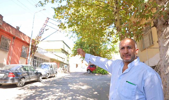 Kahramanmaraş'ta kamyonun çarptığı elektrik direği aylardır eğik halde duruyor