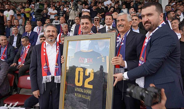 Kahta 02 Spor Kulübü'nden Başkan Hallaç'a "Onursal Başkanlık" unvanı