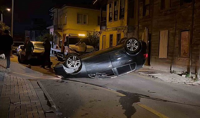 Kaldırıma çarpan otomobil takla attı