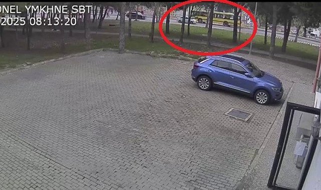 Kampüs içinde belediye otobüsü kadına çarptı: Kaza anı kamerada