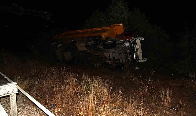 Kamyon bariyerlere çarpıp şarampole devrildi: 2 ölü, 1 yaralı