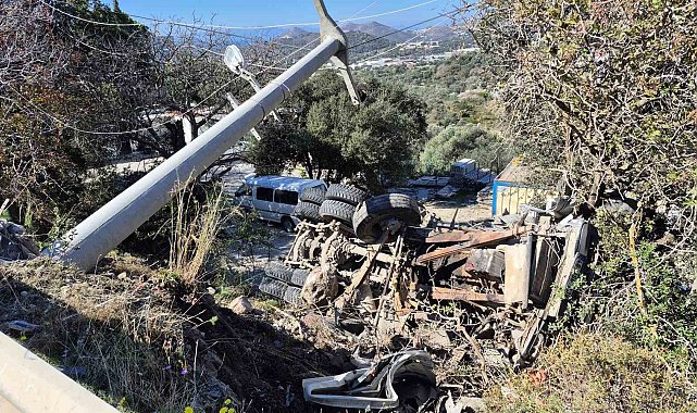 Kamyon şarampole devrildi, sürücü mahsur kaldı