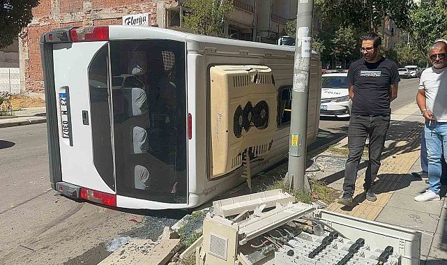 Kamyonet ile çarpışan yolcu minibüsü devrildi