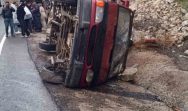 Kamyonet su tahliye kanalına devrildi: 5 yaralı