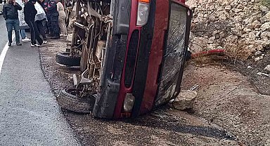 Kamyonet su tahliye kanalına devrildi: 5 yaralı