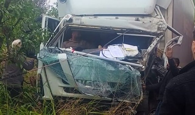 Kamyonlar kafa kafaya çarpıştı