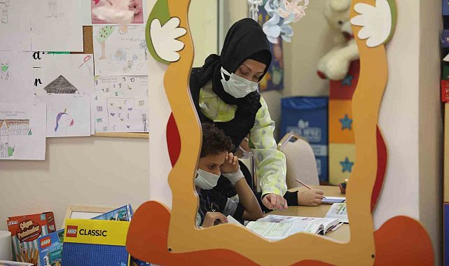 Kanseri yenen Hatice öğretmen hastanede minik kalplere umut oluyor